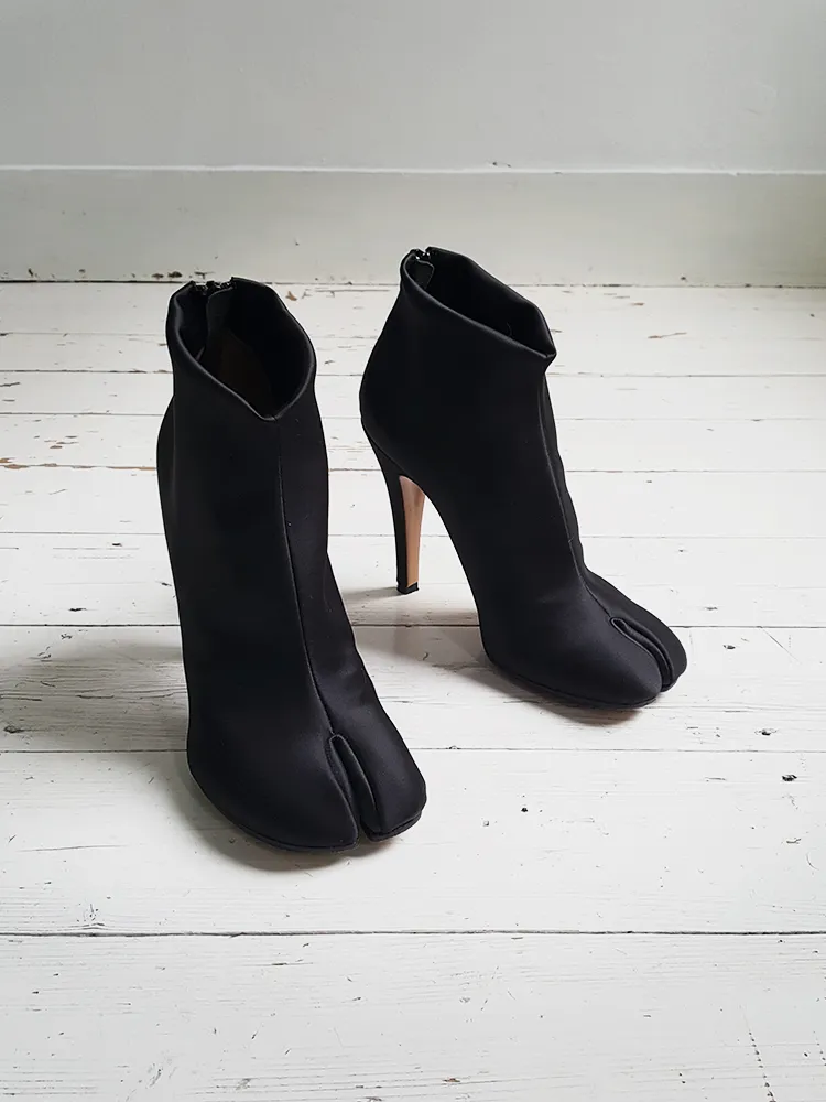 Maison Martin Margiela black satin tabi boots (38)