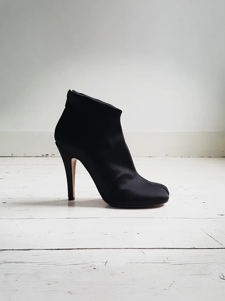 Maison Martin Margiela black satin tabi boots (38)