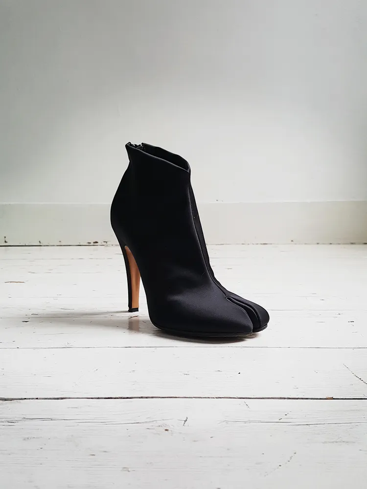 Maison Martin Margiela black satin tabi boots (38)