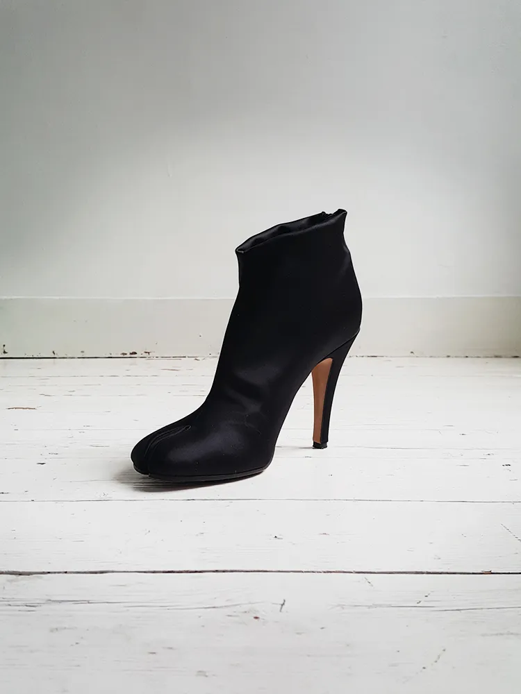 Maison Martin Margiela black satin tabi boots (38)