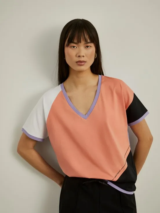 V-neck color block t-shirt